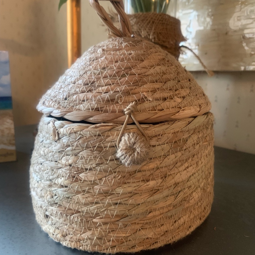 Home Accents, HANDWOVEN Bee hive inspired, Bee skep-shaped straw basket. - Picture 10 of 10